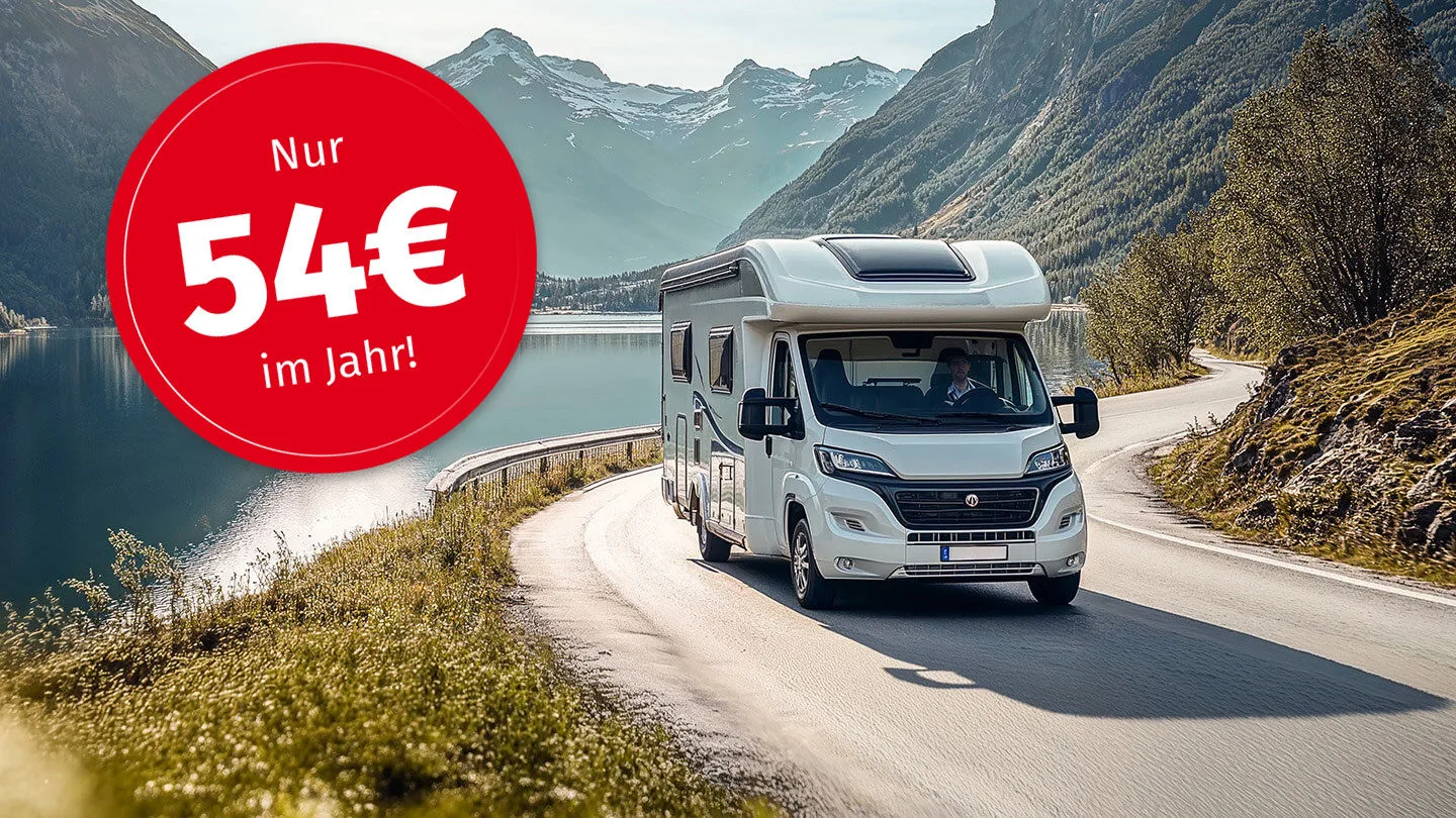 Camper steht auf de seite an einer straße im Grünen 