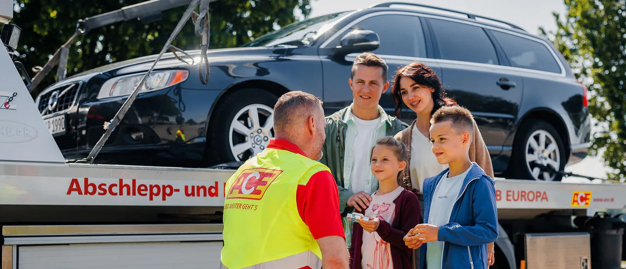 Pannenhelfer beim Helfen einer Familie