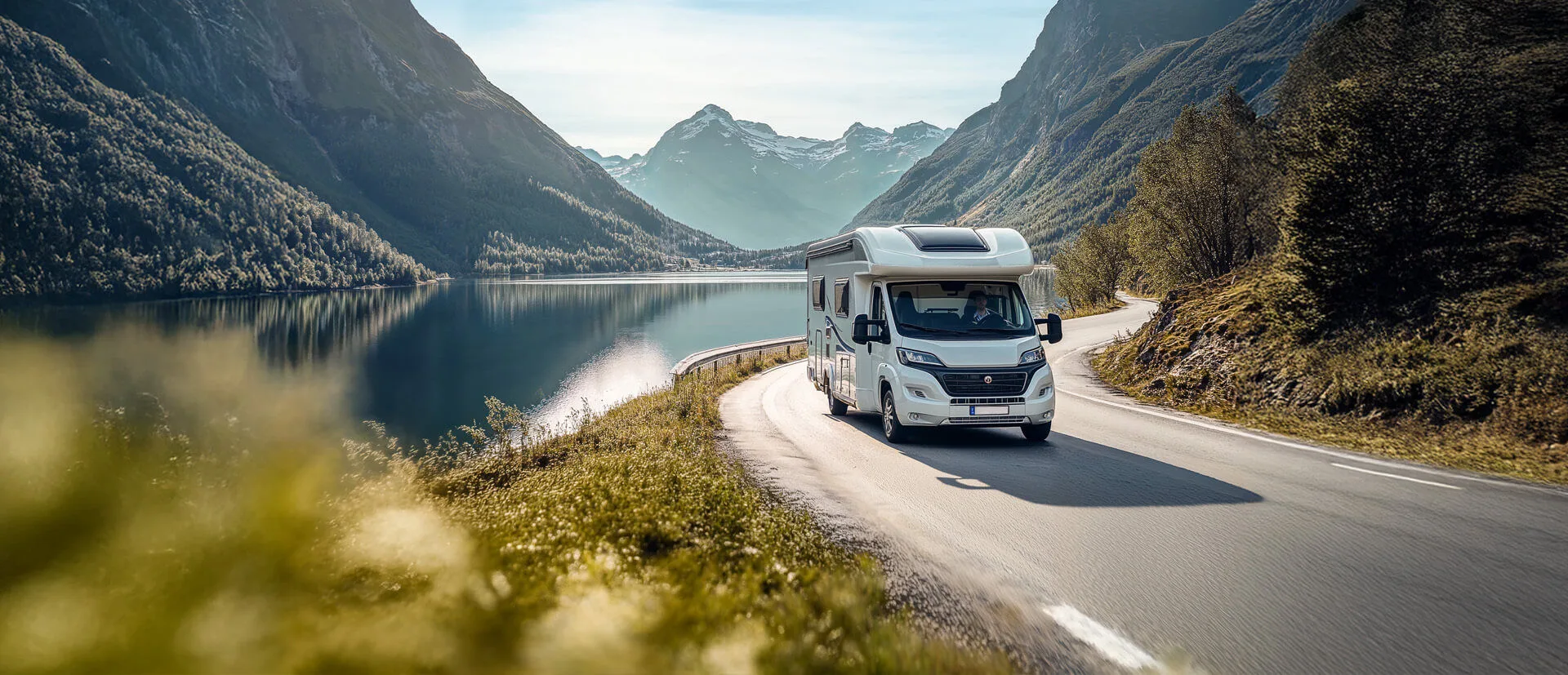 Wohnmobil fährt durch schöne Landschaft 