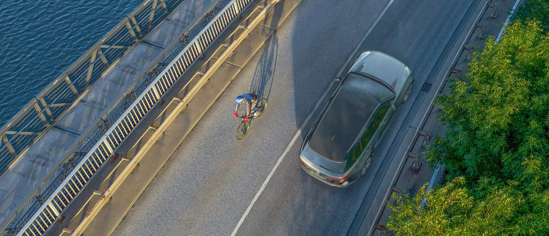 Auto und Fahhradfahrer auf der Straße 
