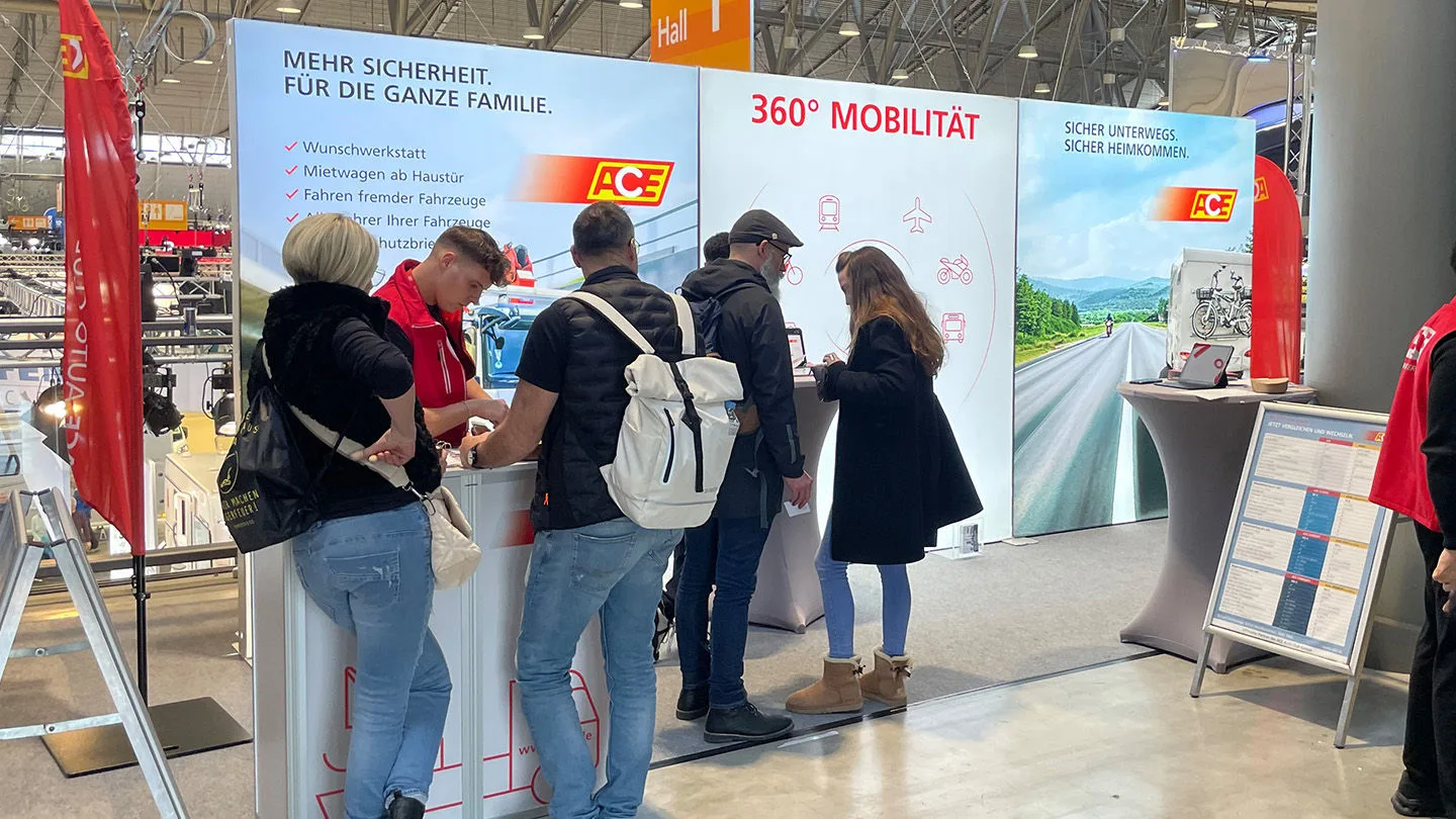 ACE Promotionsstand mit ein paar Menschen